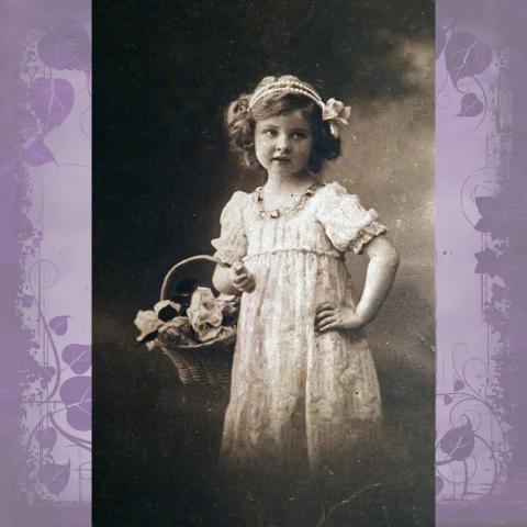 Винтажная открытка «Девушка с цветами»